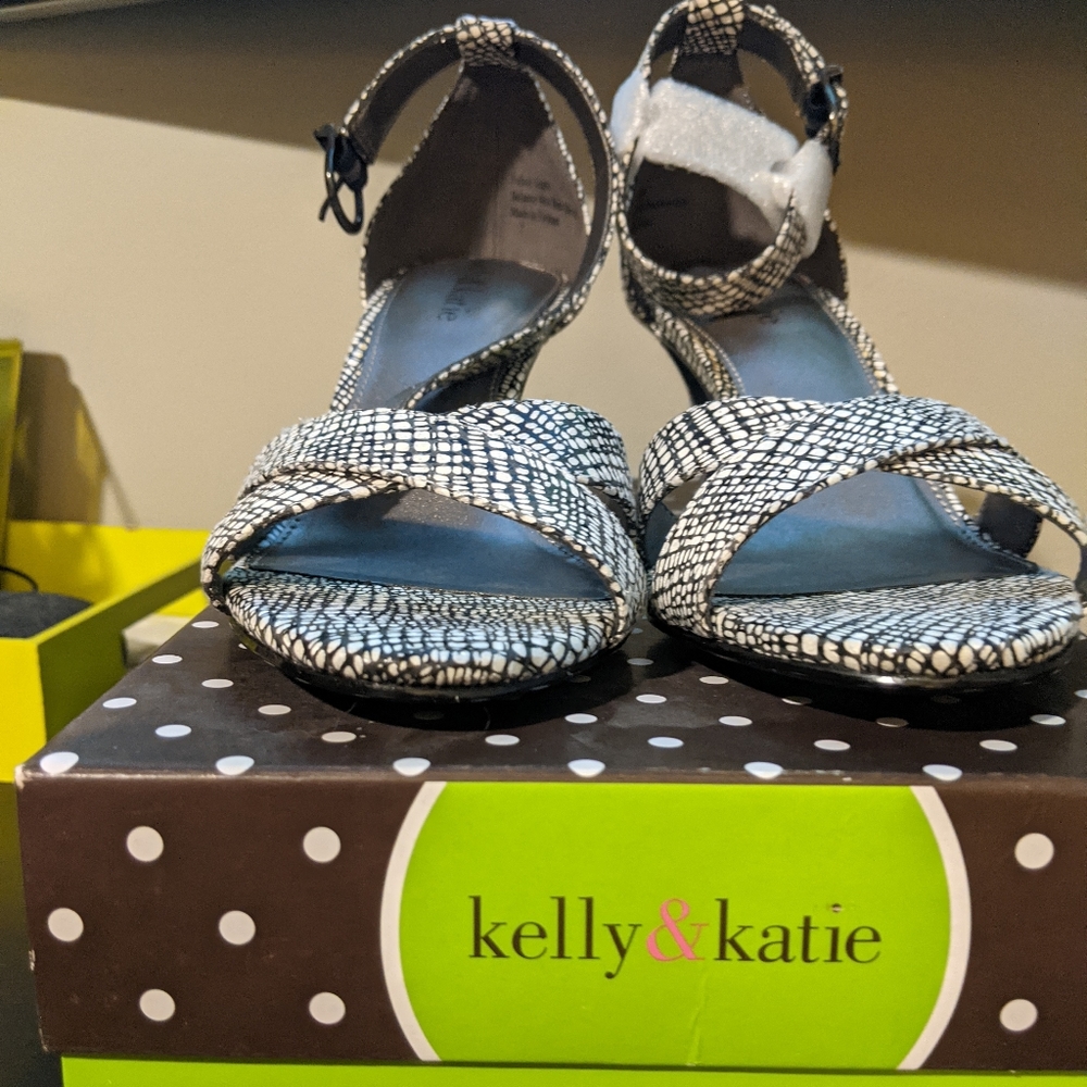 NWT. Kelly & Katie , size 7, Black/White sandals
